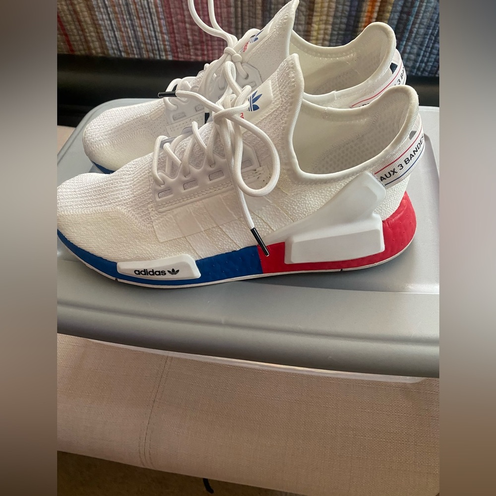 Men's 7.5 Adidas NMD_R1 SHOES.
